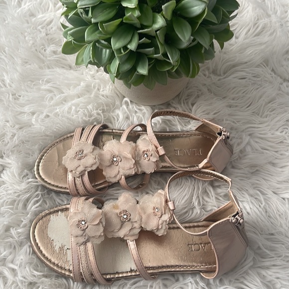 Girls Children’s Place Rose gold sandals (Big kids sz 5) - Picture 5 of 8